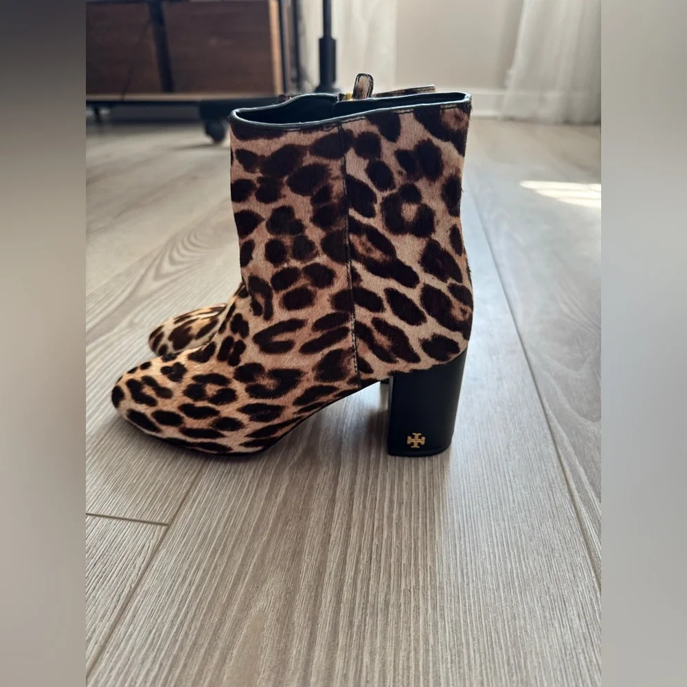 NEW!! Tory Burch Brooke Leopard Print Calf Hair Booties with Block Heel - Picture 2 of 7